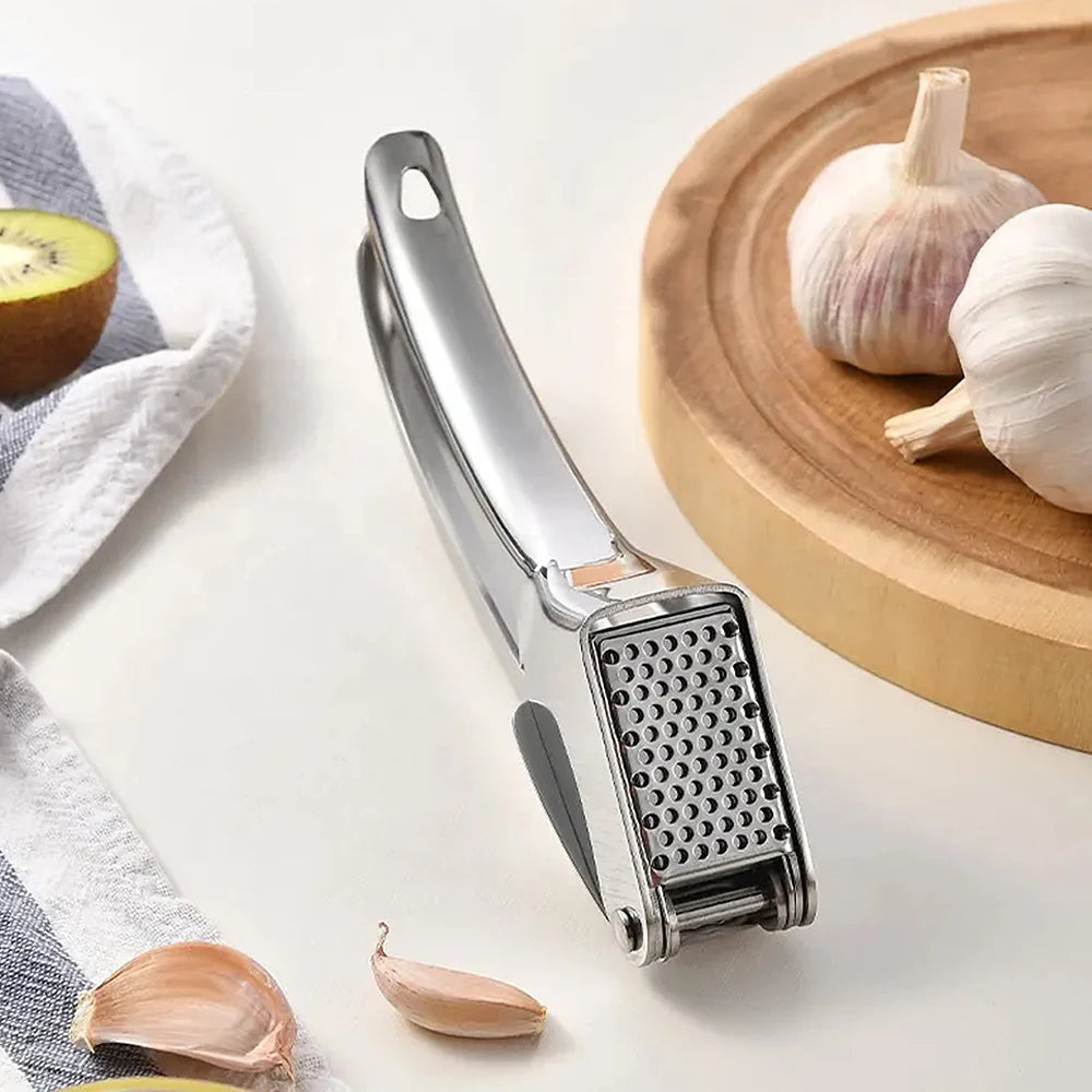 Stainless Steel Garlic Press Ginger Juicer Heavy-Duty Manual Mincer Garlic Crusher for Soups Salads Dips Easy-Clean Kitchen Tool