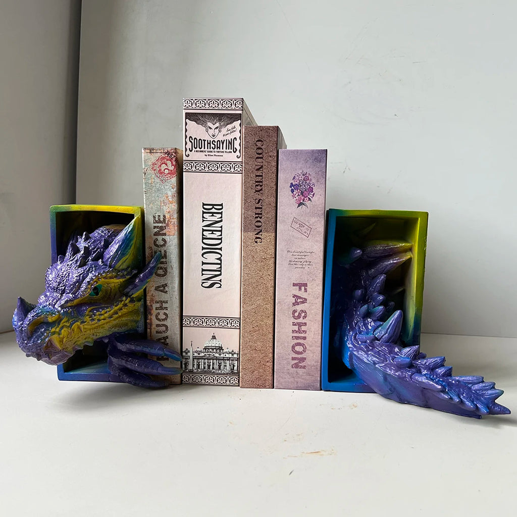 2Pc Dragon-Shaped Bookend Decorations, Fantasy Decor, Home Decor Ornaments, Bookshelf Bookend Decorations, Dragon-Shaped Decorations Appear on the Bookshelf.