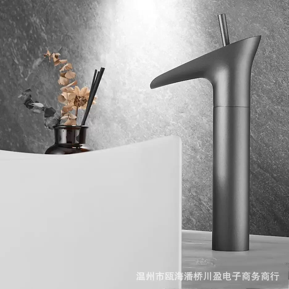 Classic Basin Faucet Antique Style Waterfall Bathroom Faucet Hot and Cold Faucet Bronze Single Hole Goblet Type Water Tap
