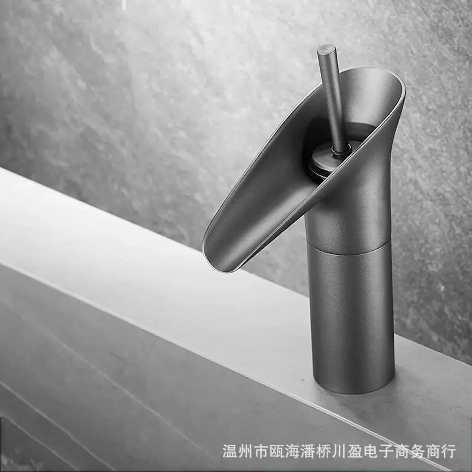 Classic Basin Faucet Antique Style Waterfall Bathroom Faucet Hot and Cold Faucet Bronze Single Hole Goblet Type Water Tap